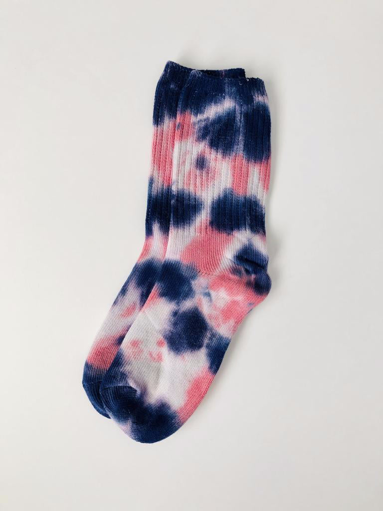 Fun slouch style two color tie-dye socks that make a unique gift. From Pomelo Socks 