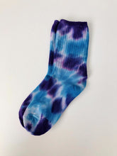 Load image into Gallery viewer, Fun slouch style two color tie-dye socks that make a unique gift. From www.pomelosocks.com
